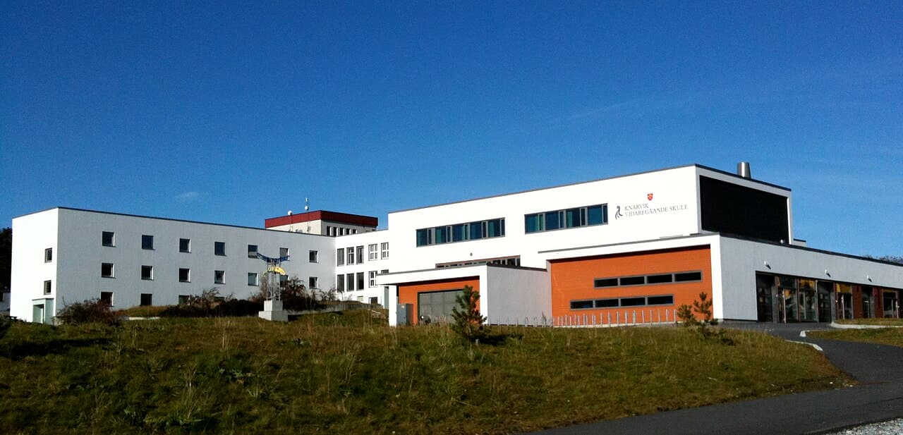 Foto av Knarvik vidaregåande skule